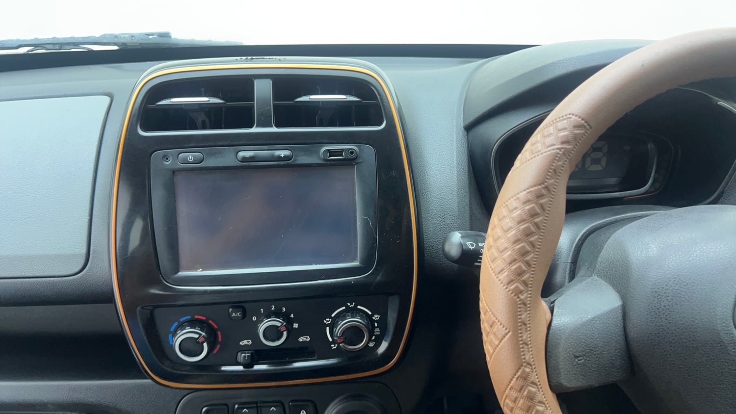 Used 2017 Renault Kwid CLIMBER 1.0 Petrol Manual top_features Touch screen infotainment system