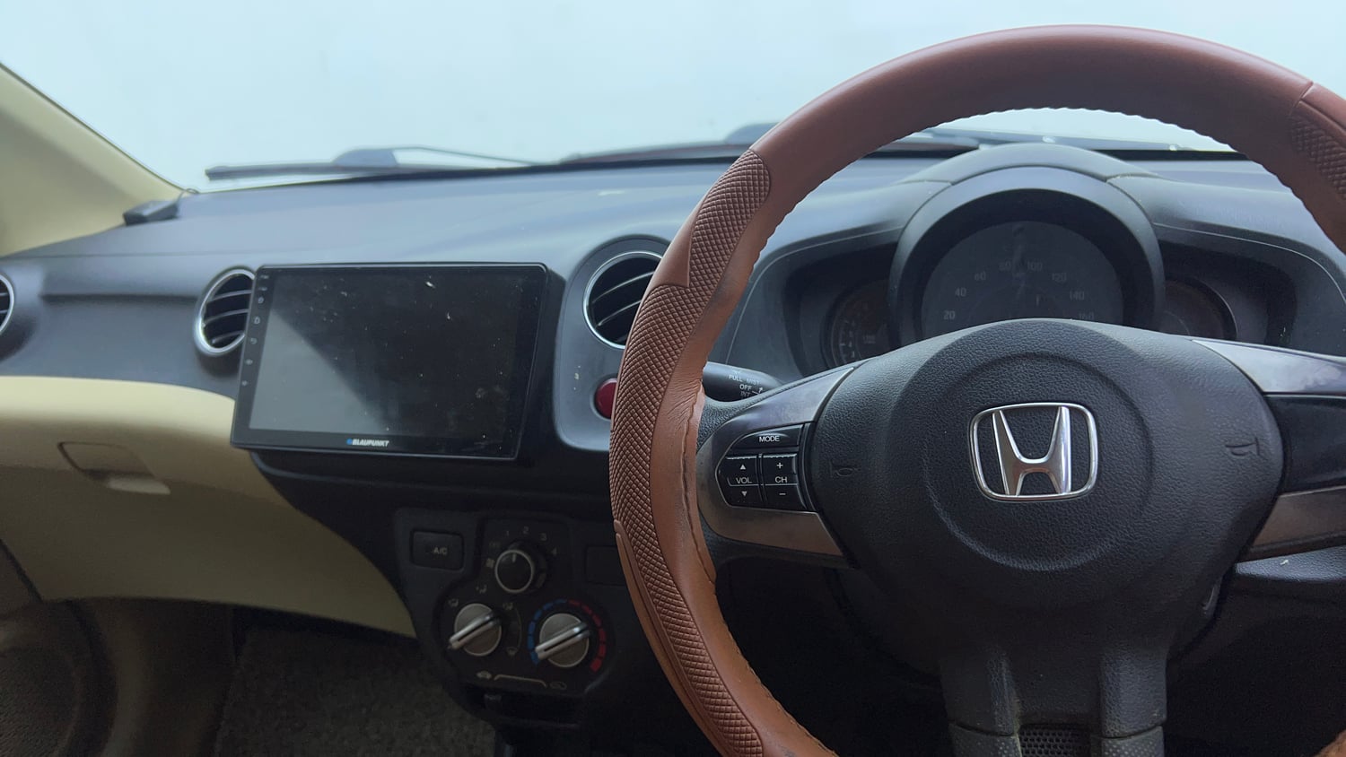 Used 2015 Honda Amaze 1.2 S i-VTEC Petrol Manual top_features Integrated (in-dash) music system