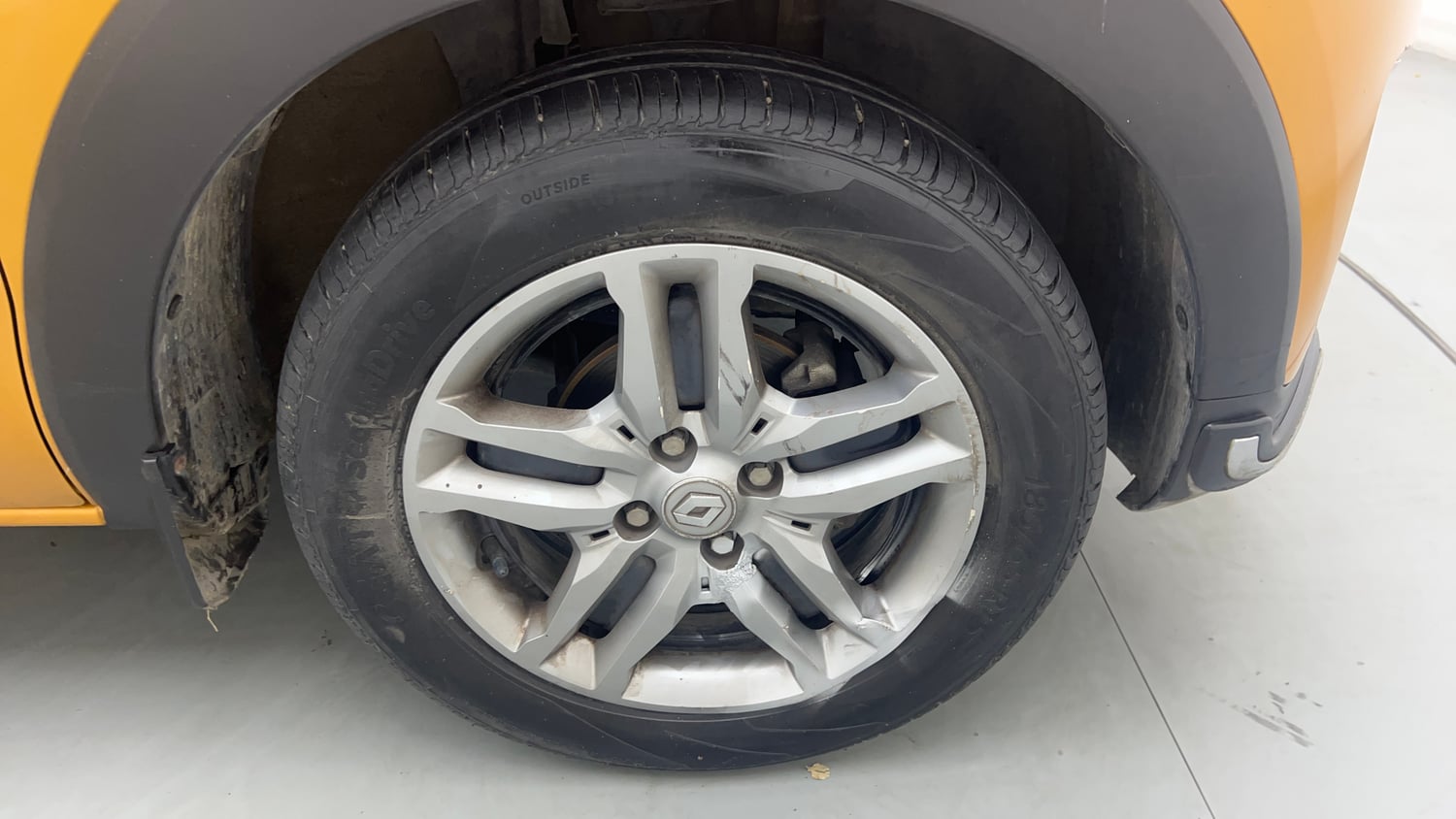 Used 2022 Renault Triber RXZ Petrol Manual tyres RIGHT FRONT TYRE RIM VIEW
