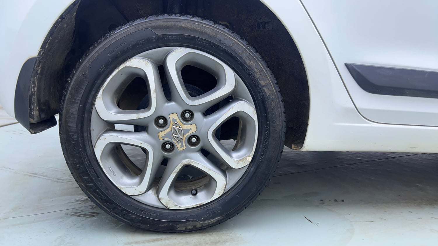 Used 2018 Hyundai Elite i20 Asta 1.2 (O) Petrol Manual tyres RIGHT REAR TYRE RIM VIEW