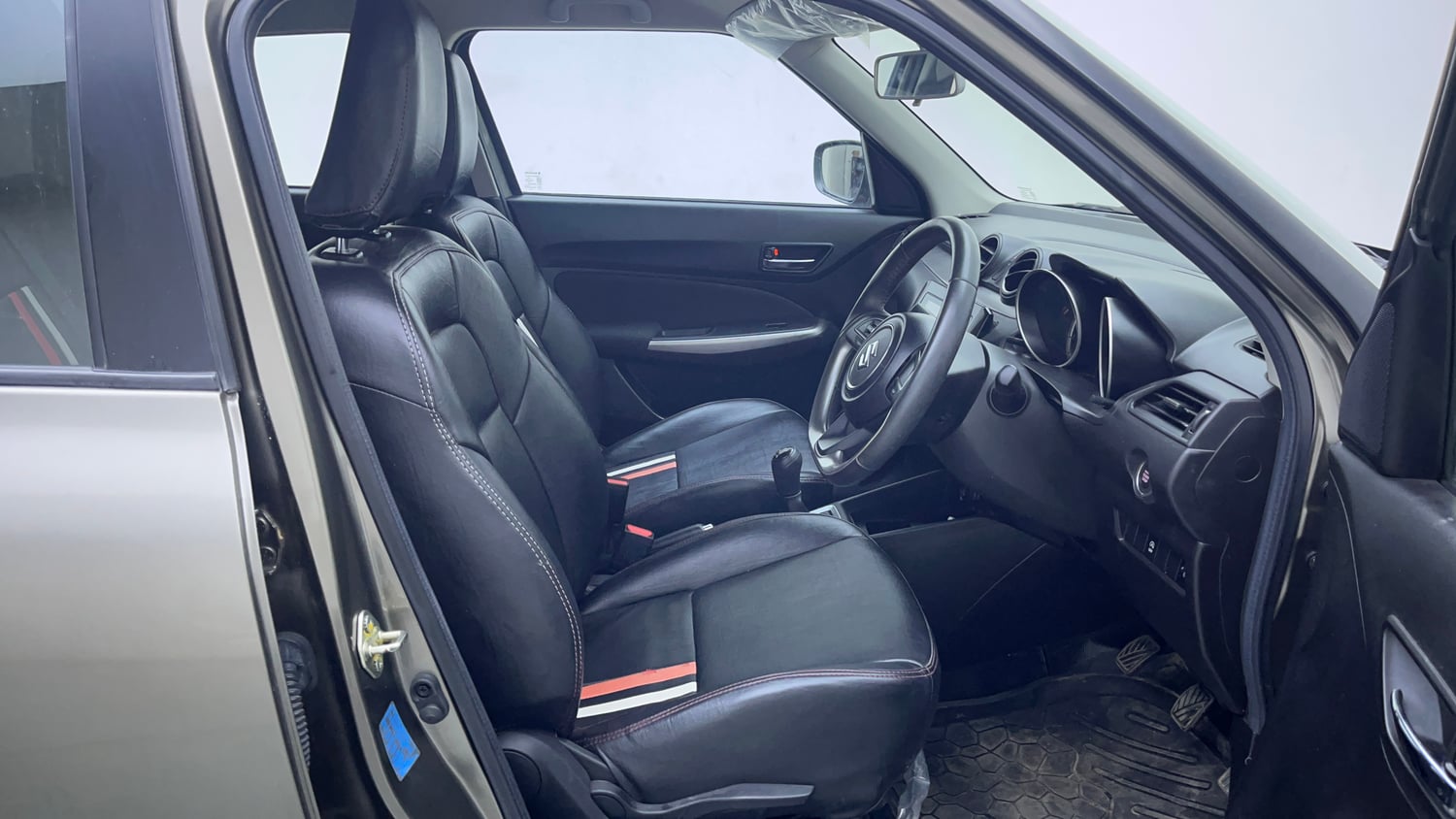 Used 2022 Maruti Suzuki Swift ZXi Petrol Manual interior RIGHT SIDE FRONT DOOR CABIN VIEW