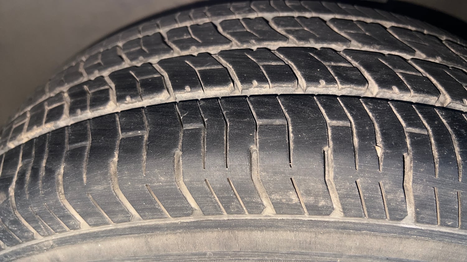 Used 2015 Hyundai Elite i20 Magna 1.2 Petrol Manual tyres LEFT FRONT TYRE TREAD VIEW
