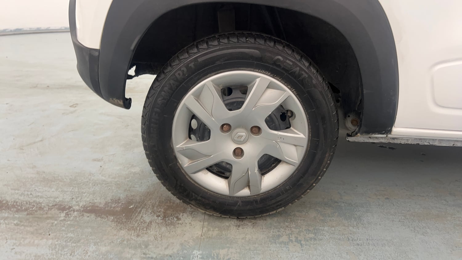 Used 2020 Renault Kwid 1.0 RXT Opt Petrol Manual tyres RIGHT REAR TYRE RIM VIEW