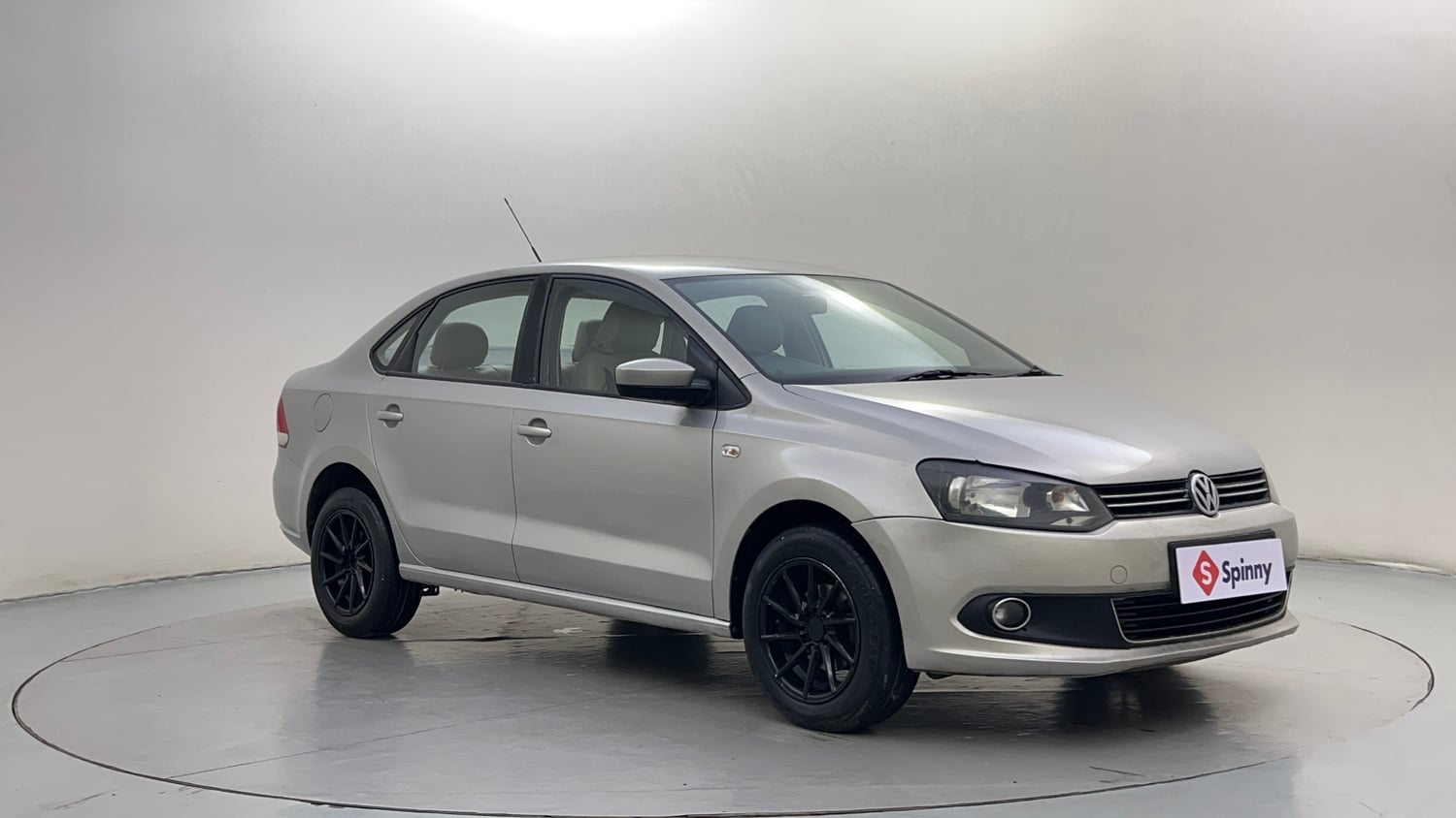 Used 2013 Volkswagen Vento Comfortline Diesel Diesel Manual exterior RIGHT FRONT CORNER VIEW