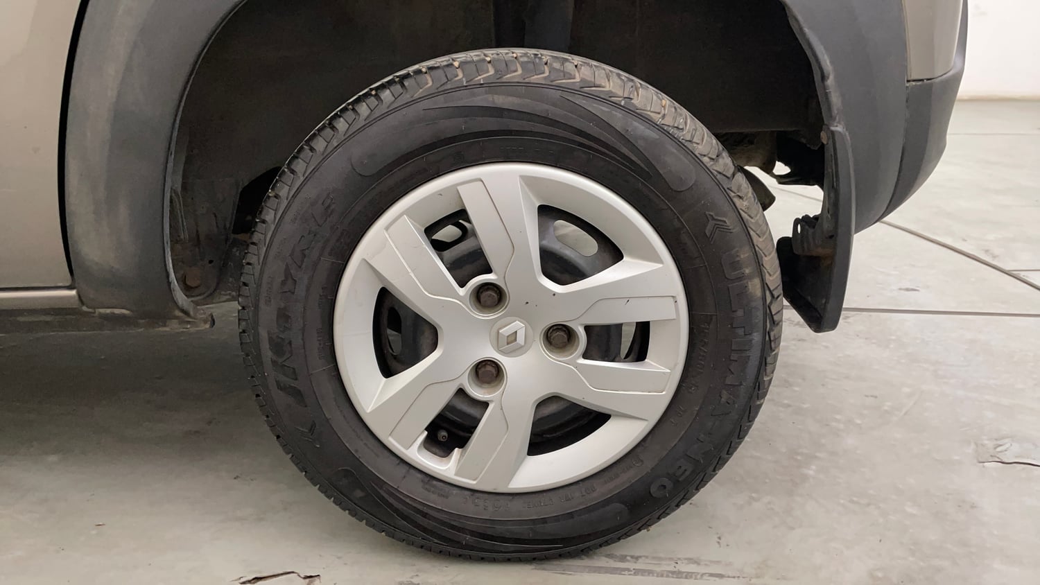 Used 2017 Renault Kwid RXT (O) 1.0 SCE Edition Petrol Manual tyres LEFT REAR TYRE RIM VIEW