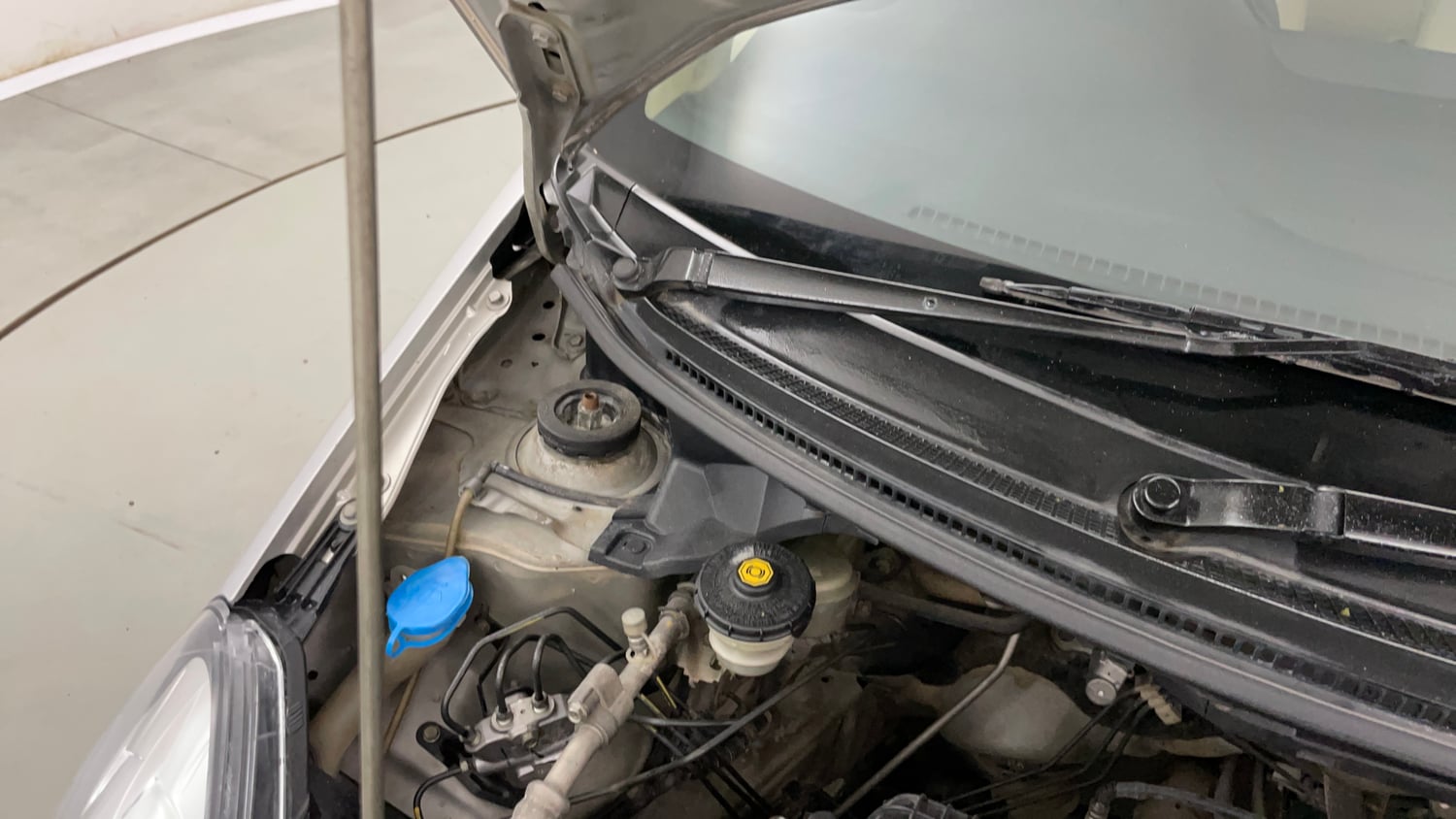 Used 2018 Honda Brio S MT Petrol Manual engine ENGINE RIGHT SIDE HINGE & APRON VIEW