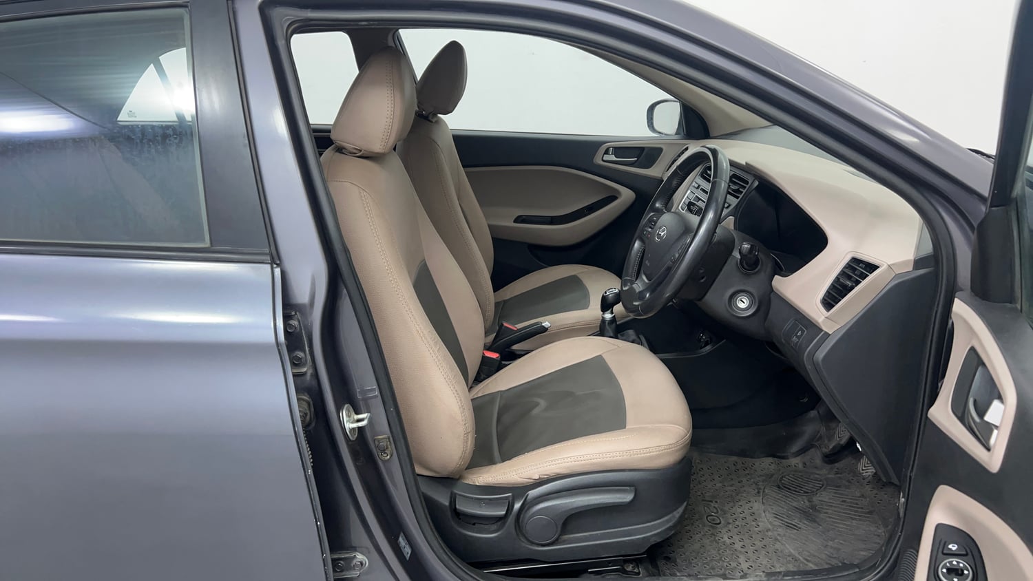 Used 2014 Hyundai Elite i20 Sportz 1.2 Petrol Manual interior RIGHT SIDE FRONT DOOR CABIN VIEW