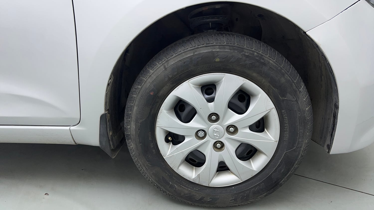 Used 2015 Hyundai Elite i20 Magna 1.2 Petrol Manual tyres RIGHT FRONT TYRE RIM VIEW