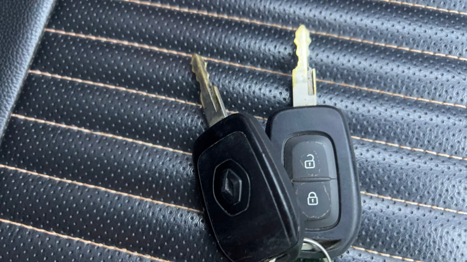 Used 2019 Renault Kwid RXT Opt Petrol Manual extra CAR KEY VIEW