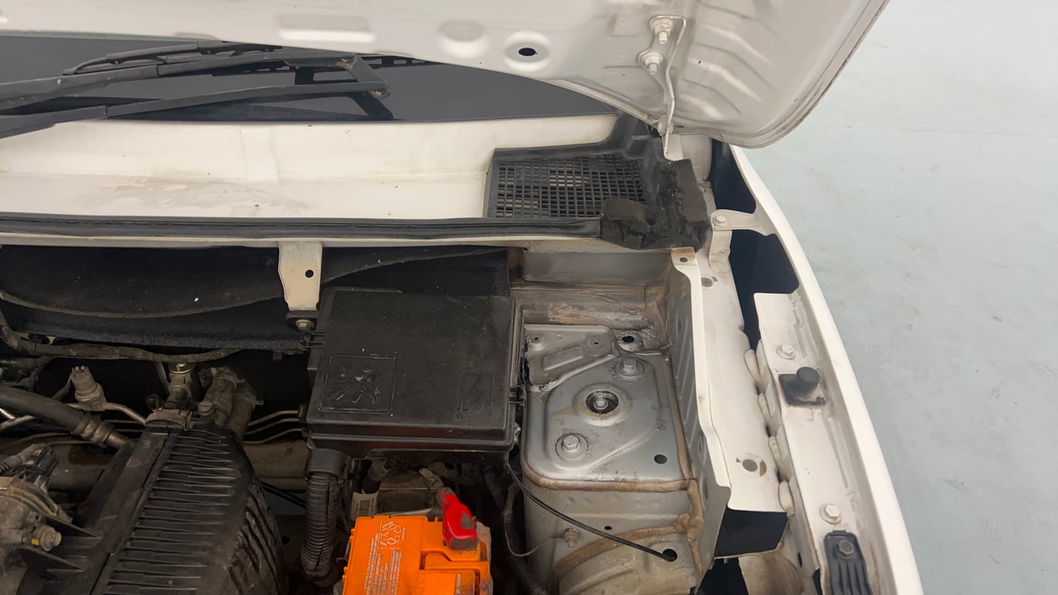 Used 2020 Renault Kwid 1.0 RXT Opt Petrol Manual engine ENGINE LEFT SIDE HINGE & APRON VIEW