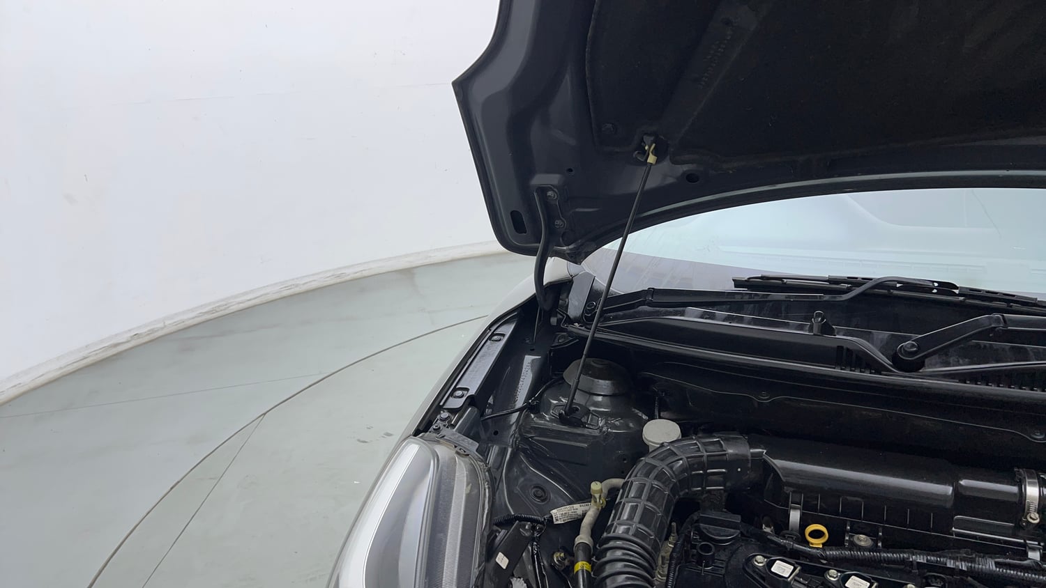 Used 2020 Maruti Suzuki Baleno Zeta Petrol Manual engine ENGINE RIGHT SIDE HINGE & APRON VIEW