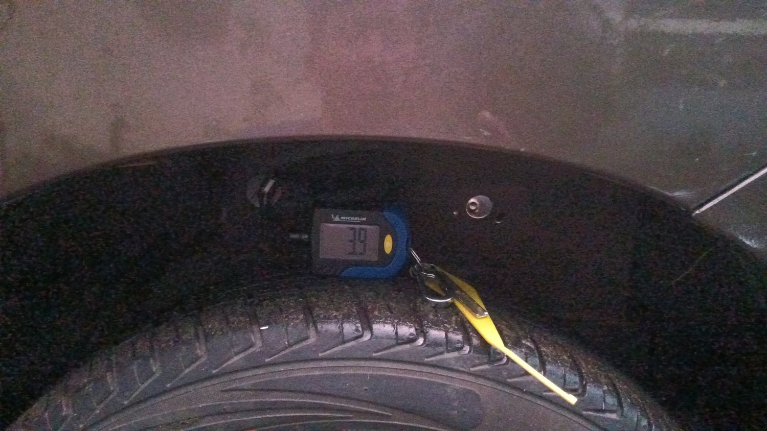 Used 2012 Maruti Suzuki Wagon R 1.0 VXi Petrol Manual tyres RIGHT FRONT TYRE TREAD VIEW