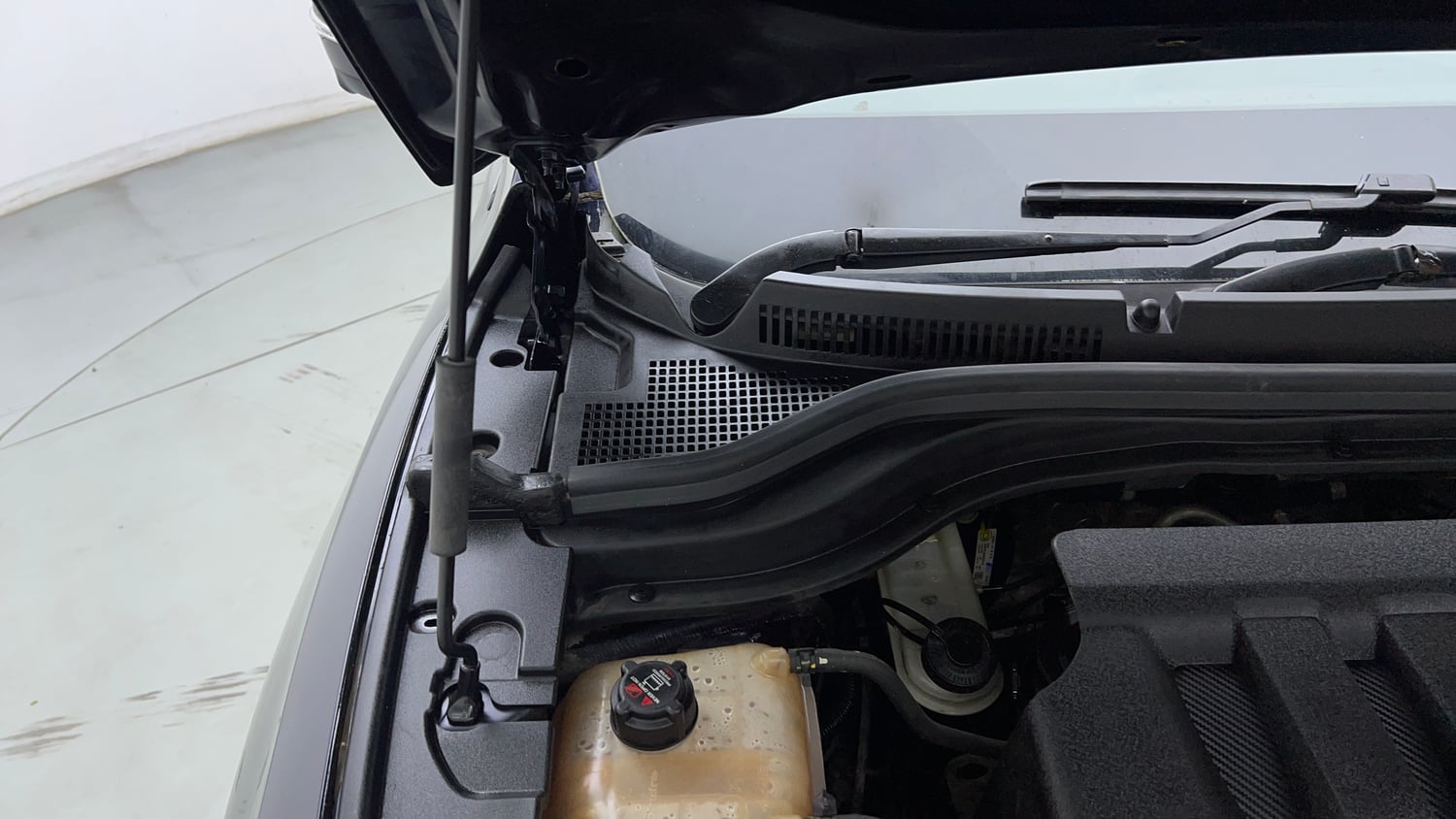 Used 2022 Mahindra XUV700 AX 7 Petrol AT Luxury Pack 7 STR Petrol Automatic engine ENGINE RIGHT SIDE HINGE & APRON VIEW