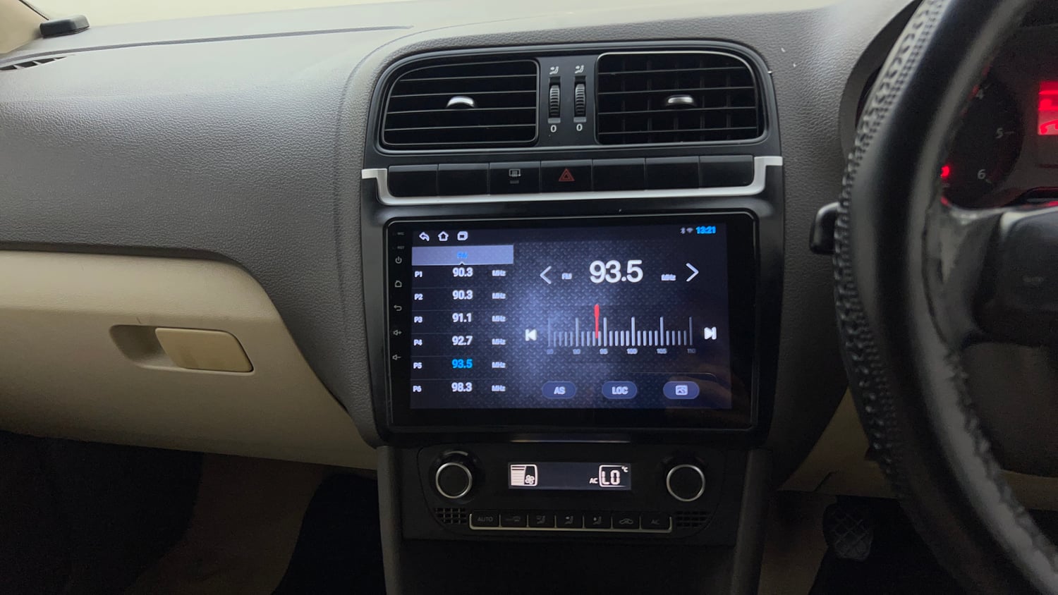 Used 2013 Volkswagen Vento Comfortline Diesel Diesel Manual top_features Integrated (in-dash) music system