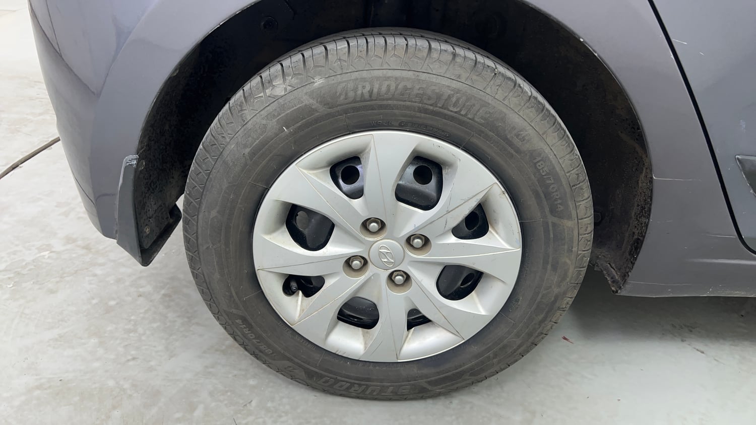 Used 2014 Hyundai Elite i20 Sportz 1.2 Petrol Manual tyres RIGHT REAR TYRE RIM VIEW