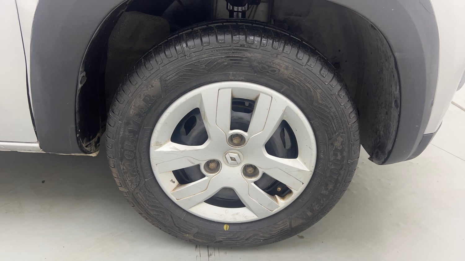 Used 2016 Renault Kwid RXT Petrol Manual tyres RIGHT FRONT TYRE RIM VIEW
