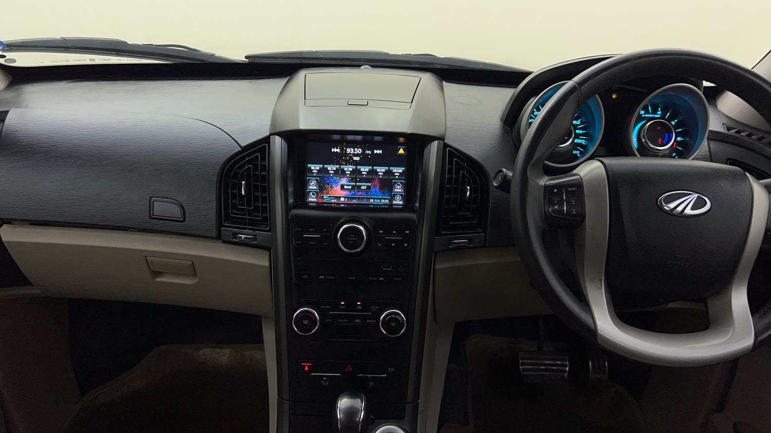 Used 2016 Mahindra XUV500 W10 AT Diesel Automatic interior MUSIC SYSTEM & AC CONTROL VIEW