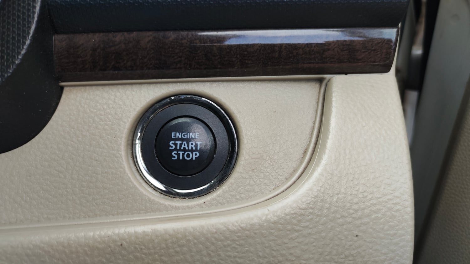Used 2017 Maruti Suzuki Swift Dzire ZXI Petrol Manual top_features Keyless start