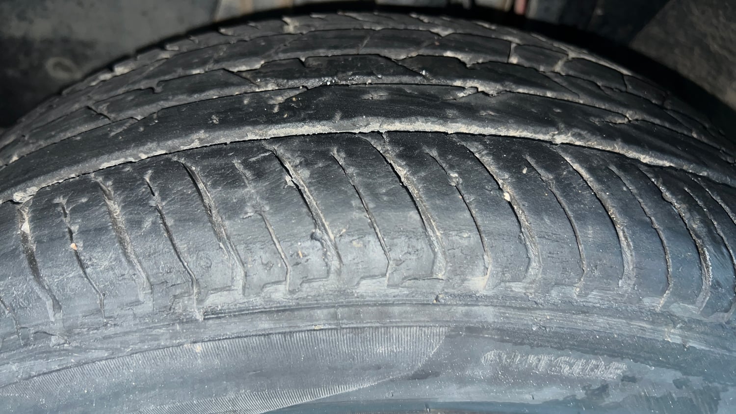 Used 2023 Nissan Magnite XE Petrol Manual tyres LEFT FRONT TYRE TREAD VIEW