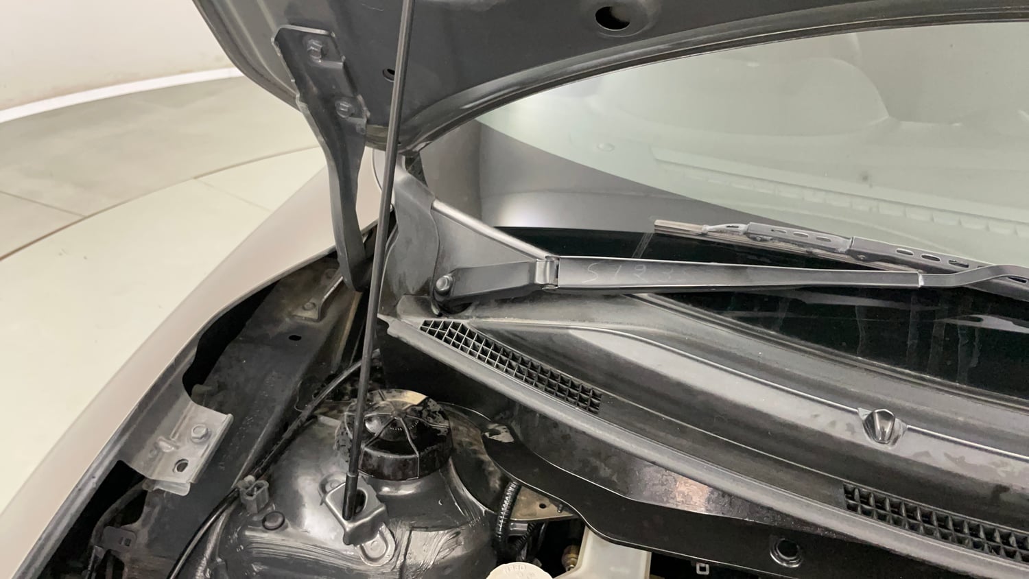 Used 2018 Maruti Suzuki Swift ZXi AMT Petrol Automatic engine ENGINE RIGHT SIDE HINGE & APRON VIEW