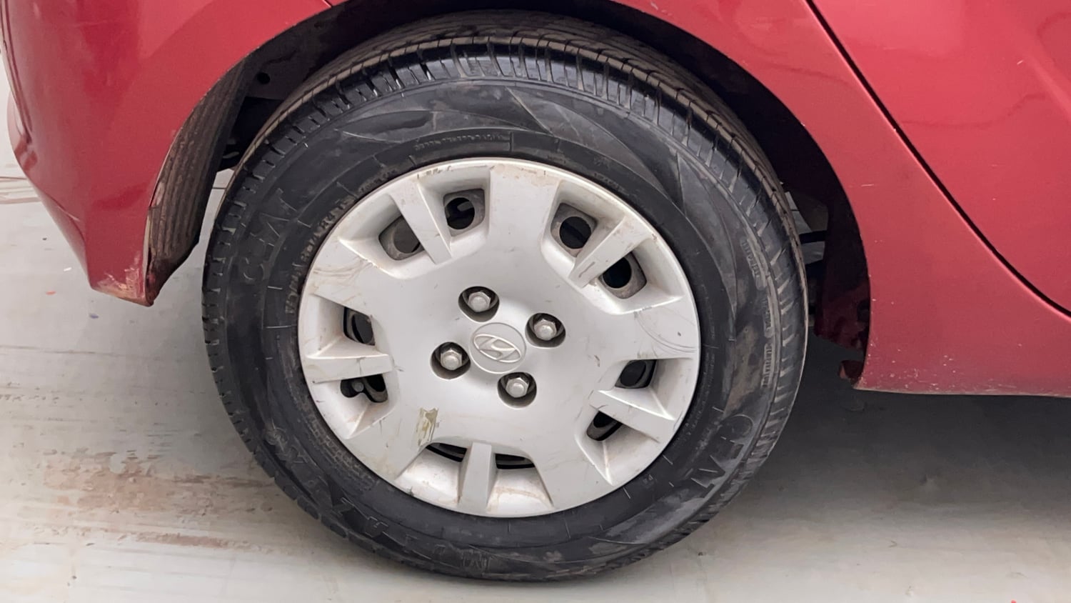 Used 2012 Hyundai i20 Magna (O) 1.2 Petrol Manual tyres RIGHT REAR TYRE RIM VIEW