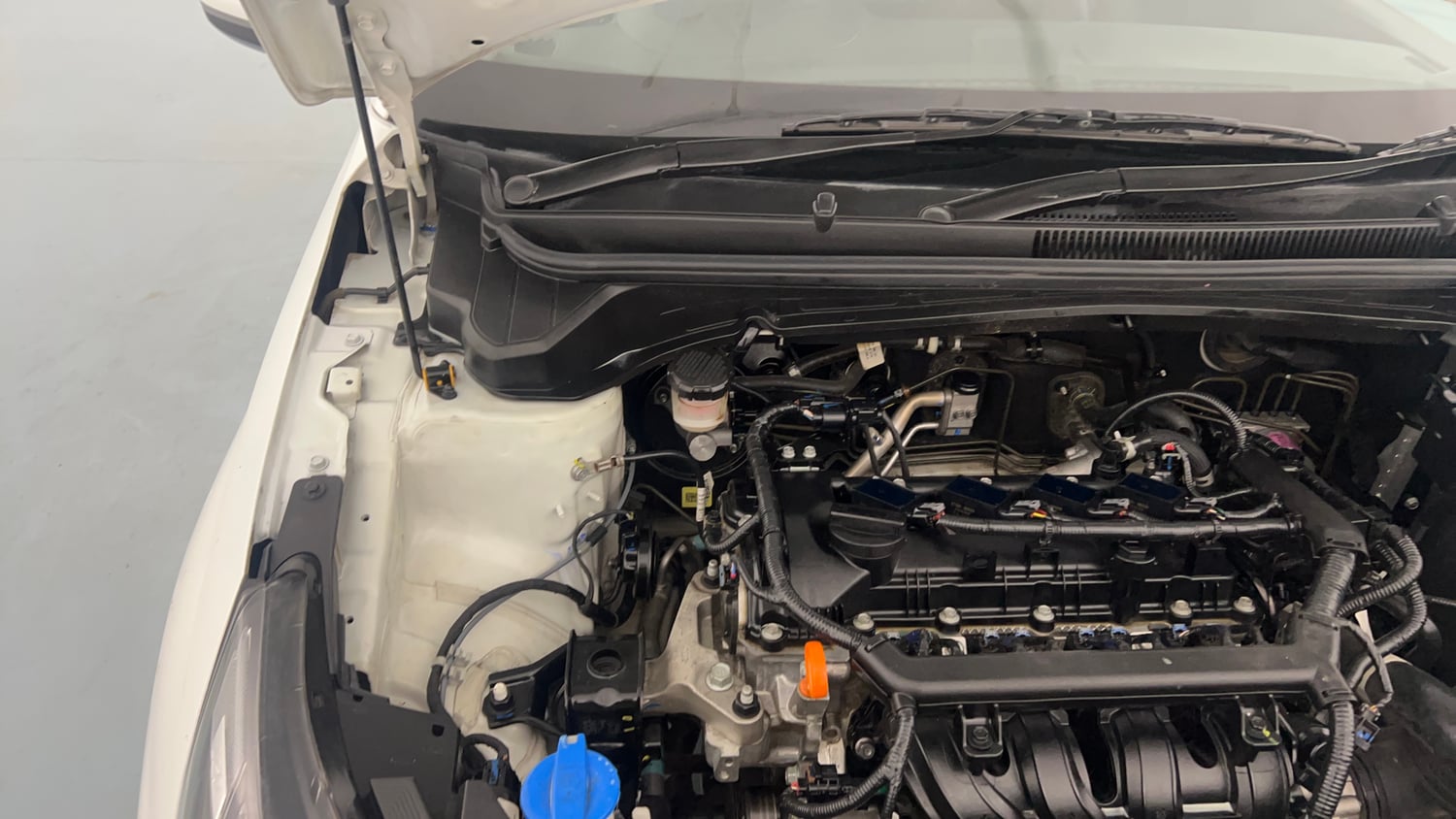 Used 2022 Hyundai i20 Asta 1.2 MT Petrol Manual engine ENGINE RIGHT SIDE HINGE & APRON VIEW