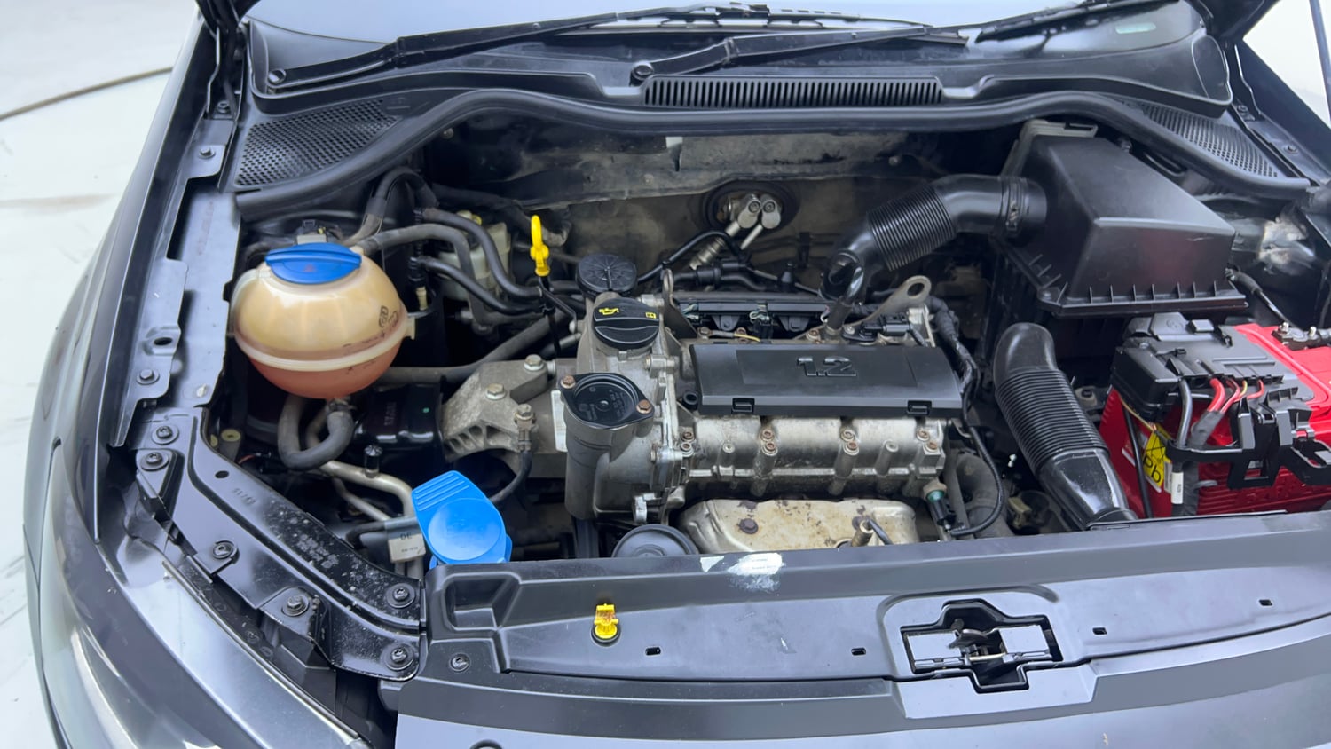 Used 2015 Volkswagen Polo Highline1.2L (P) Petrol Manual engine ENGINE RIGHT SIDE VIEW