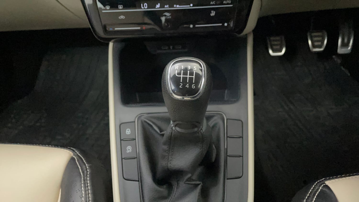 Used 2024 Skoda Slavia Ambition 1.0L TSI MT Petrol Manual interior GEAR  KNOB VIEW