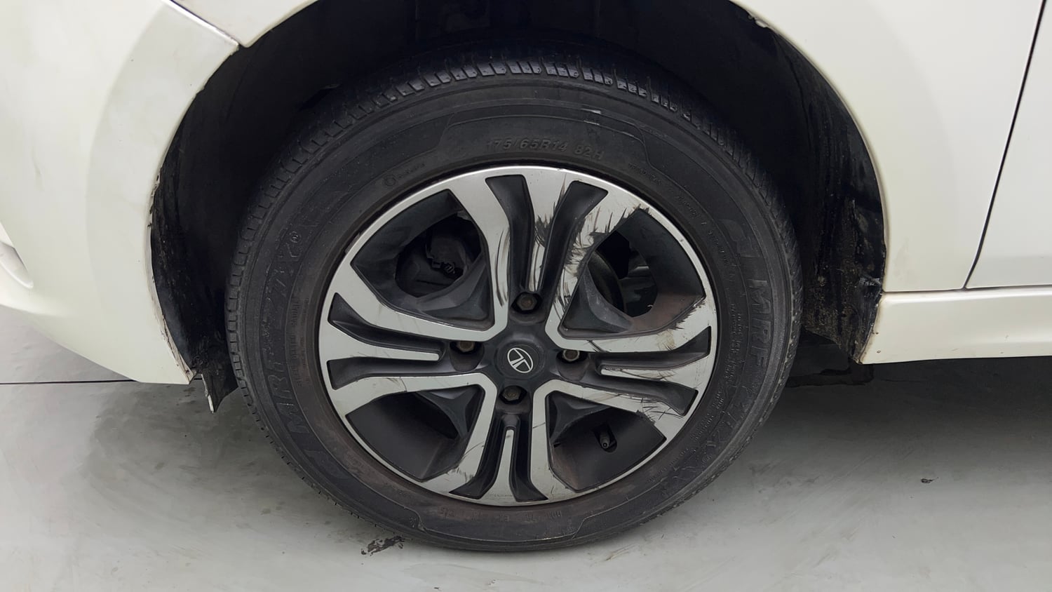 Used 2024 Tata Tiago XTA iCNG Cng Automatic tyres LEFT FRONT TYRE RIM VIEW