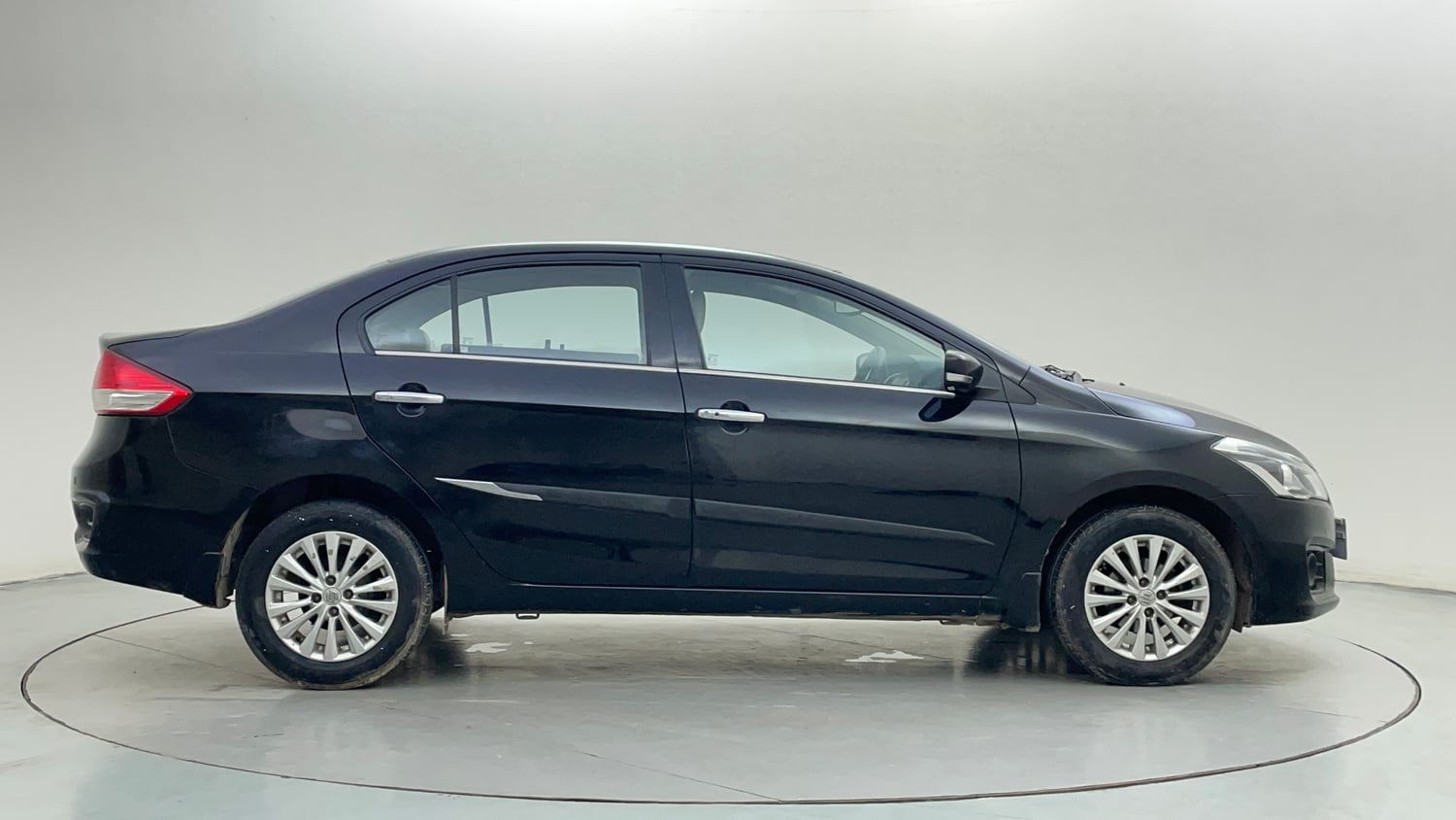 Used 2017 Maruti Suzuki Ciaz Zeta 1.4 AT Petrol Automatic exterior RIGHT SIDE VIEW