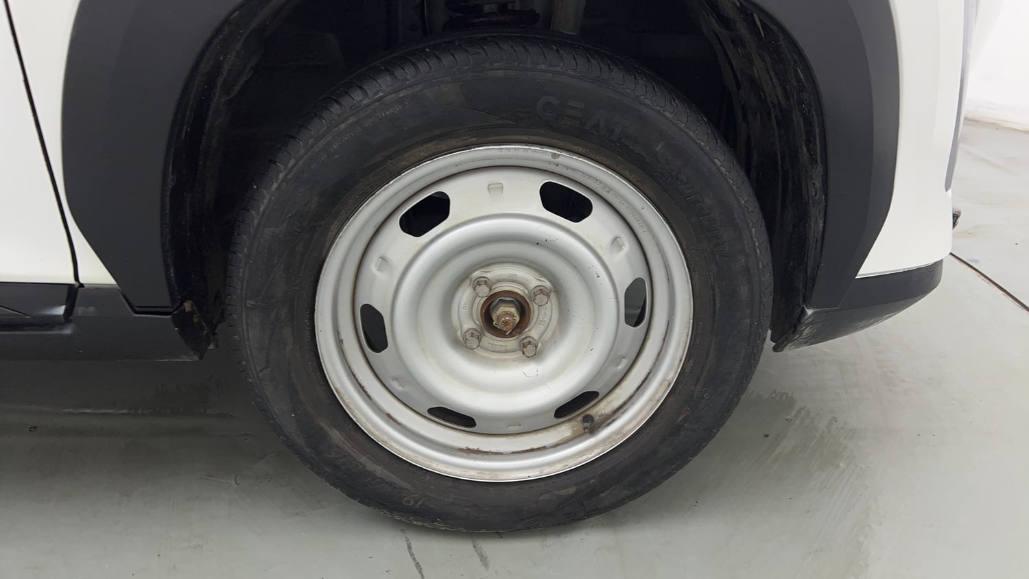 Used 2023 Nissan Magnite XE Petrol Manual tyres RIGHT FRONT TYRE RIM VIEW