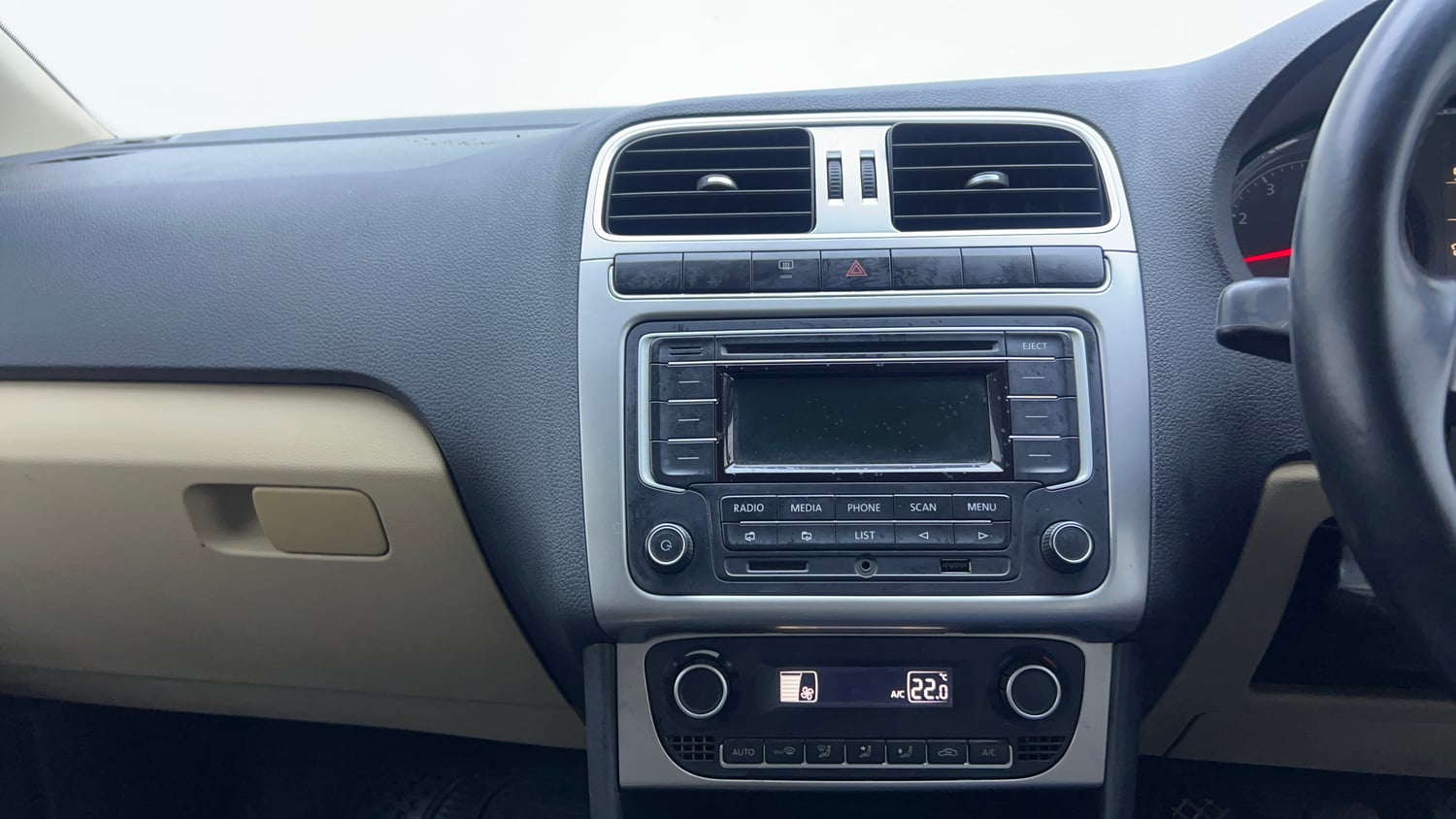 Used 2015 Volkswagen Polo Highline1.2L (P) Petrol Manual interior MUSIC SYSTEM & AC CONTROL VIEW