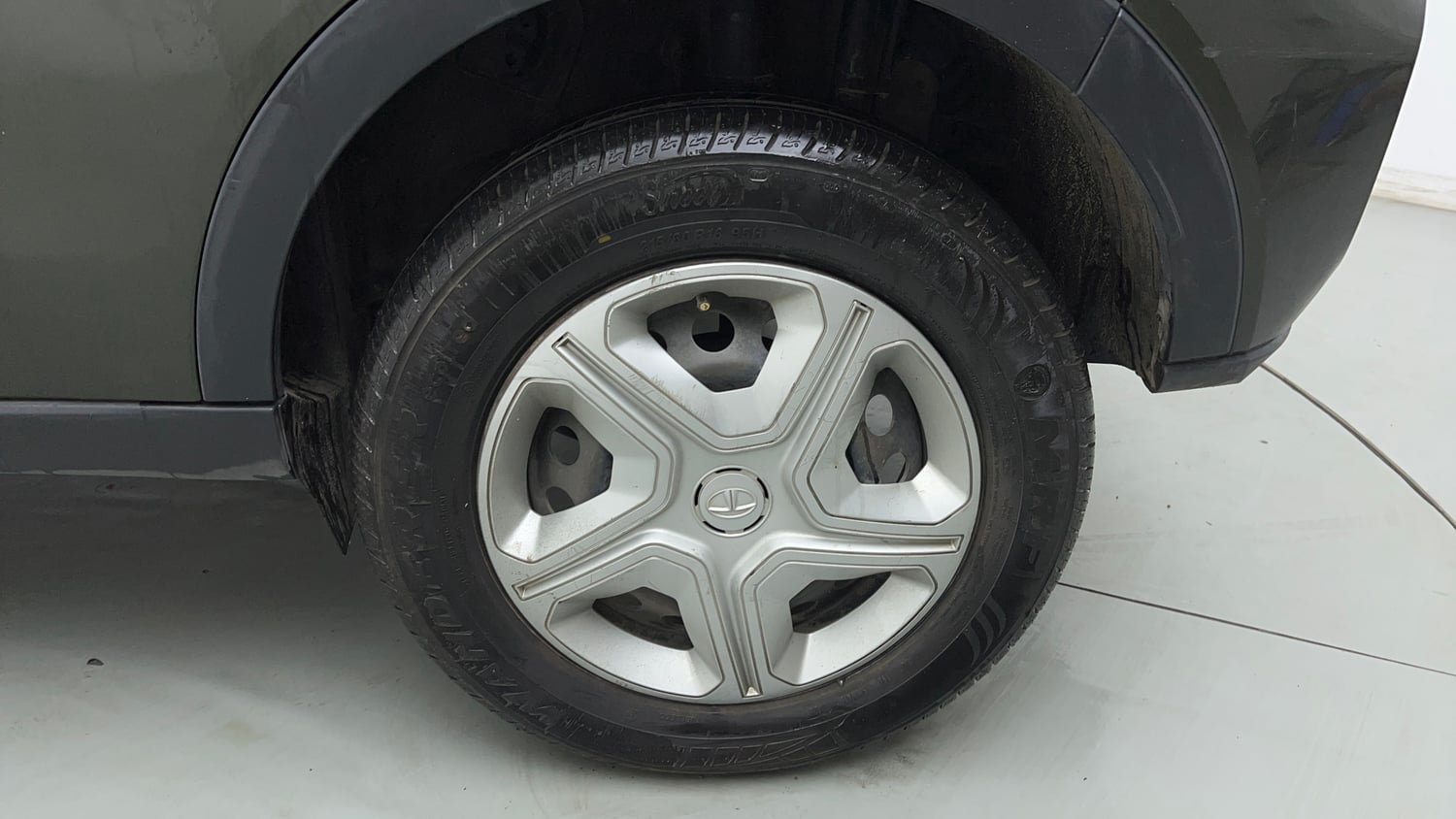 Used 2020 Tata Nexon XMA Petrol Automatic tyres LEFT REAR TYRE RIM VIEW