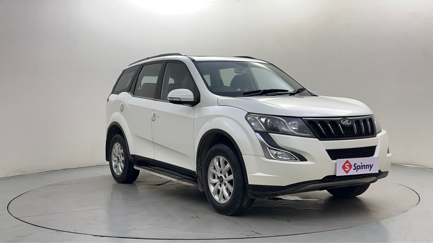 Used 2016 Mahindra XUV500 W10 AT Diesel Automatic exterior RIGHT FRONT CORNER VIEW