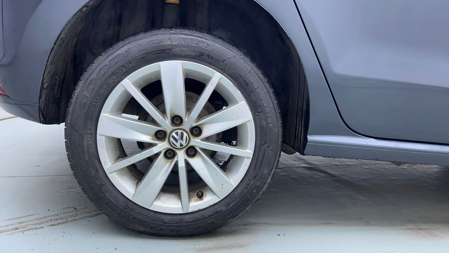 Used 2015 Volkswagen Polo Highline1.2L (P) Petrol Manual tyres RIGHT REAR TYRE RIM VIEW
