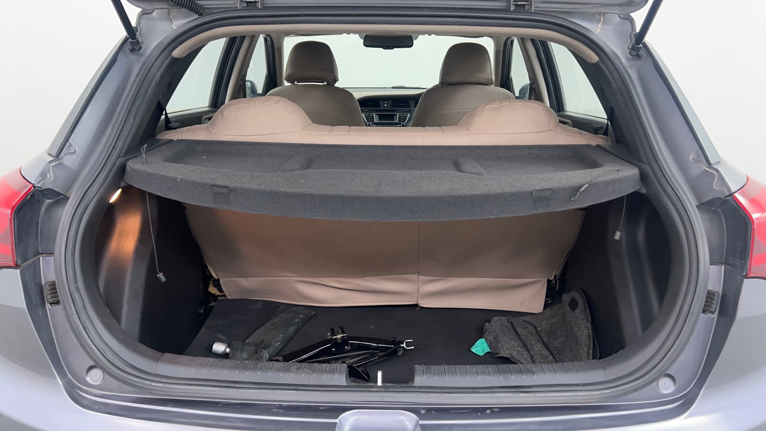 Used 2014 Hyundai Elite i20 Sportz 1.2 Petrol Manual interior DICKY INSIDE VIEW