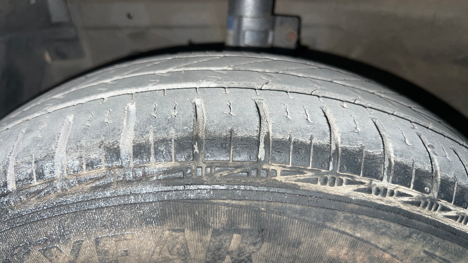 Used 2013 Maruti Suzuki Swift VXi Petrol Manual tyres LEFT FRONT TYRE TREAD VIEW