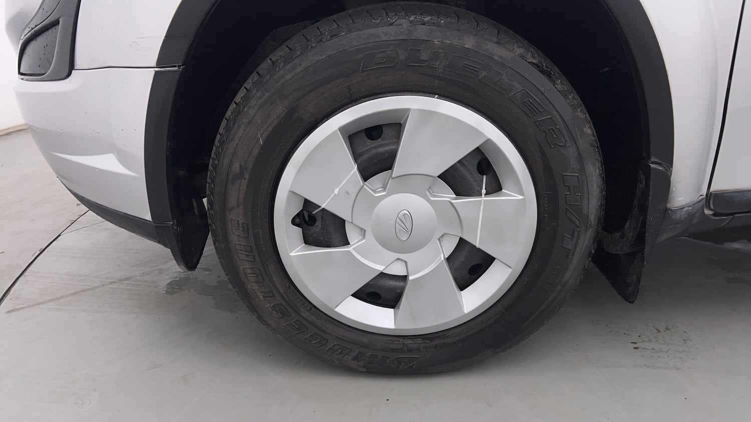 Used 2015 Mahindra XUV500 W6 Diesel Manual tyres LEFT FRONT TYRE RIM VIEW