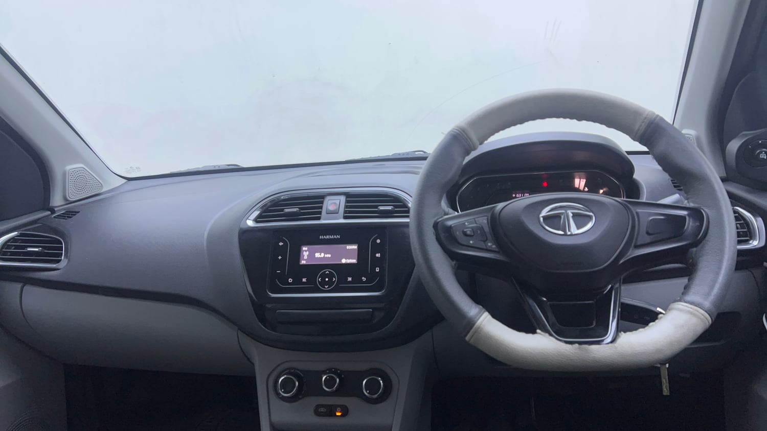 Used 2021 Tata Tiago XT Petrol Manual interior DASHBOARD VIEW