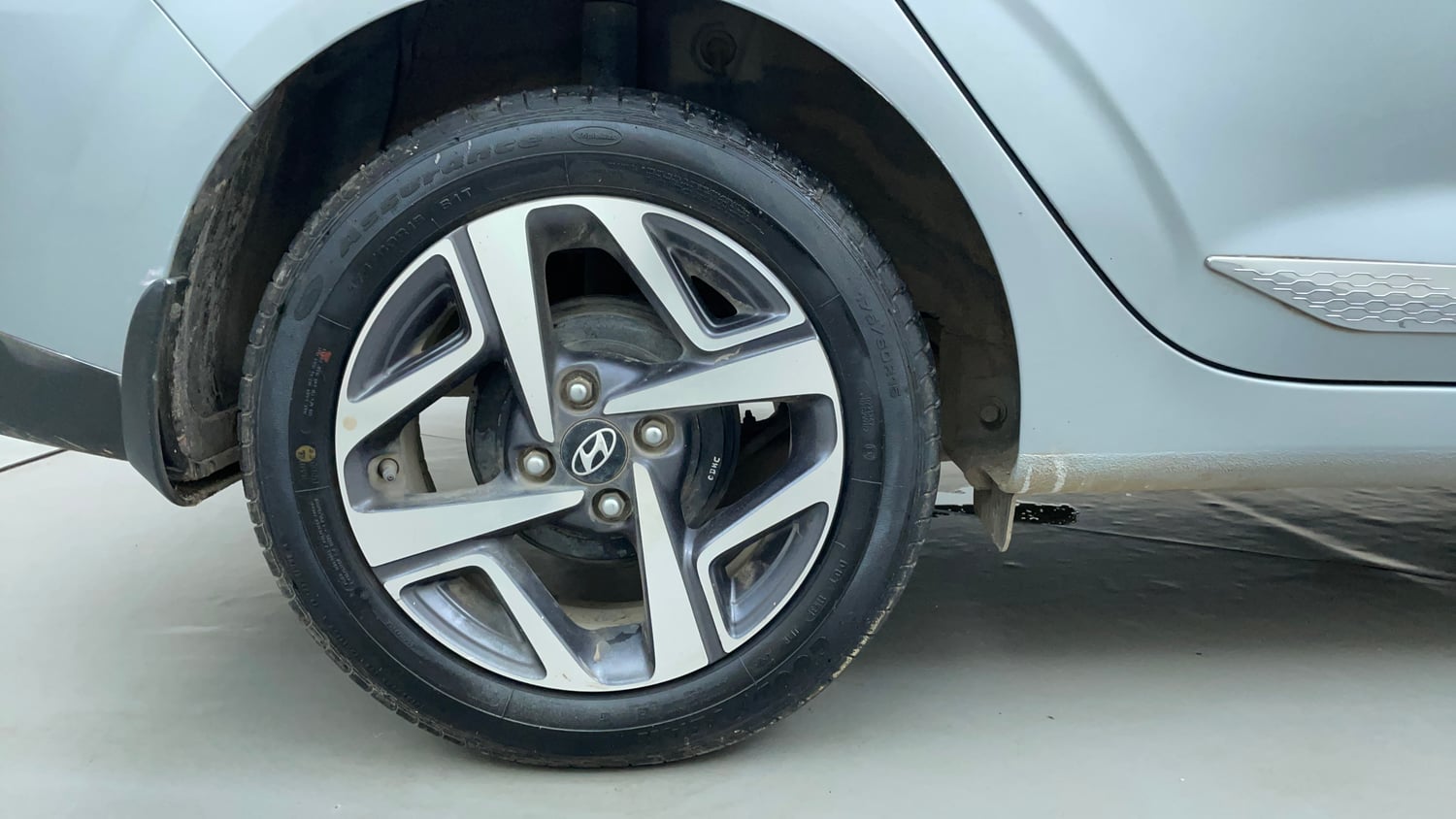 Used 2022 Hyundai Aura SX 1.2 Petrol Petrol Manual tyres RIGHT REAR TYRE RIM VIEW