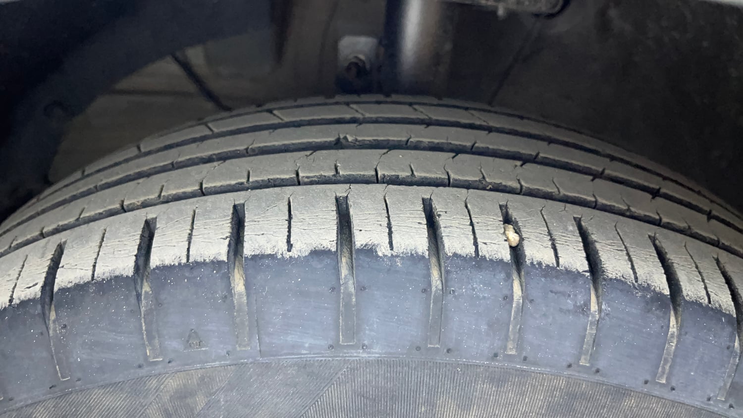 Used 2022 Maruti Suzuki Swift ZXi Petrol Manual tyres LEFT FRONT TYRE TREAD VIEW