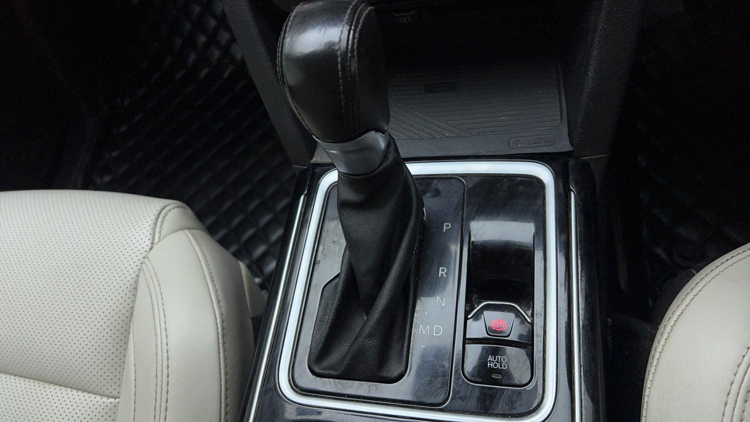 Used 2022 Mahindra XUV700 AX 7 Petrol AT Luxury Pack 7 STR Petrol Automatic interior GEAR  KNOB VIEW