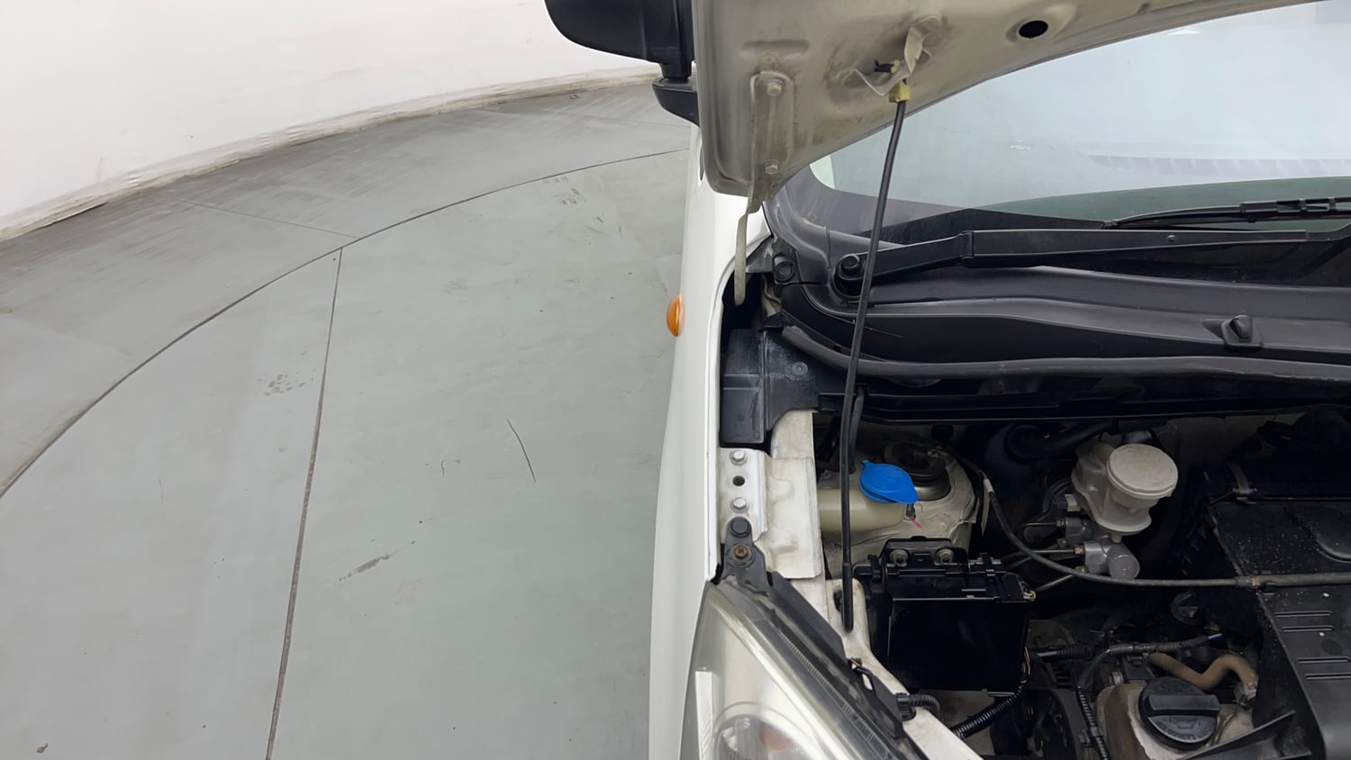 Used 2018 Maruti Suzuki Wagon R LXI CNG Cng Manual engine ENGINE RIGHT SIDE HINGE & APRON VIEW