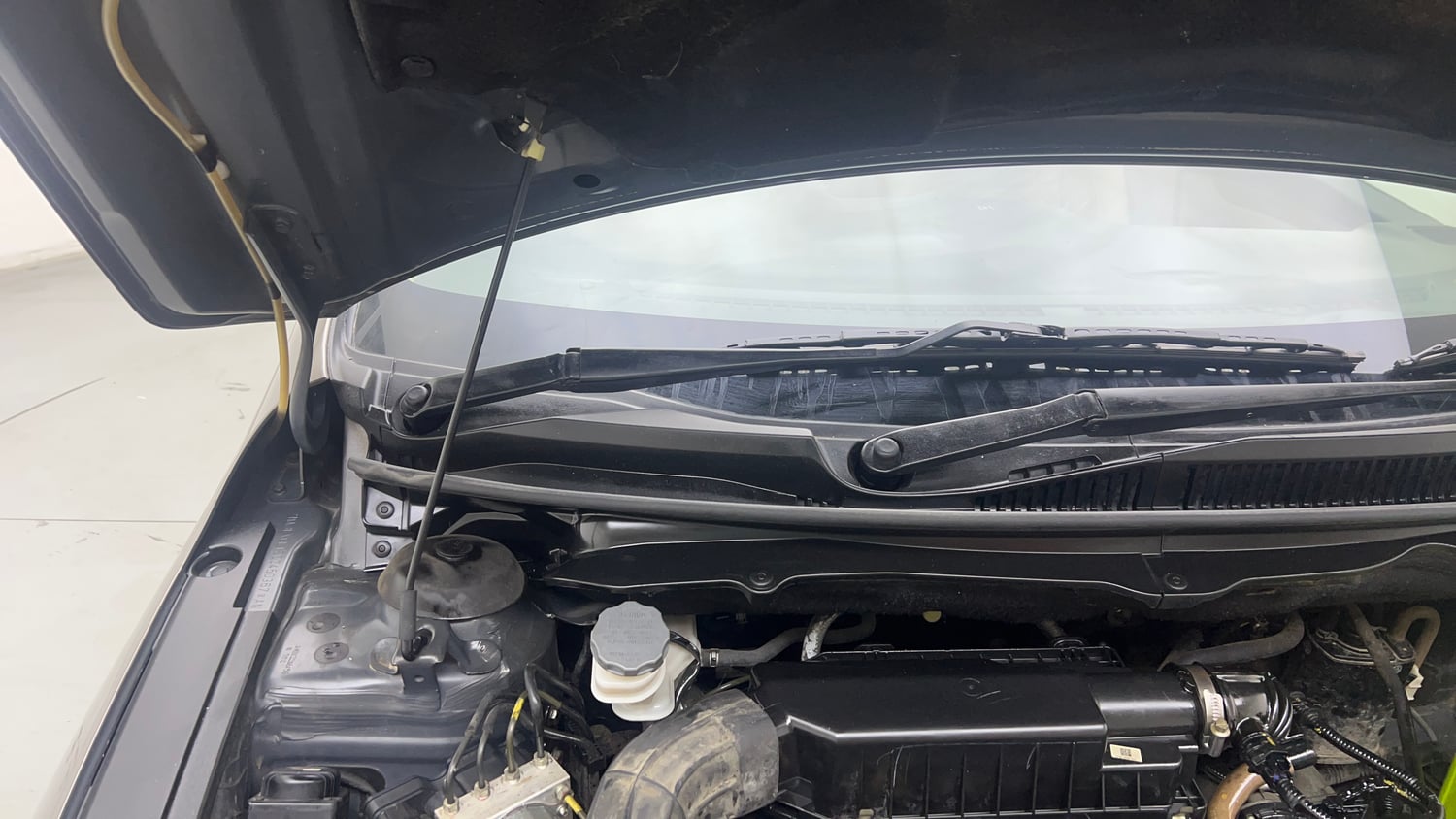 Used 2022 Maruti Suzuki Ciaz Alpha 1.5 Petrol Manual engine ENGINE RIGHT SIDE HINGE & APRON VIEW