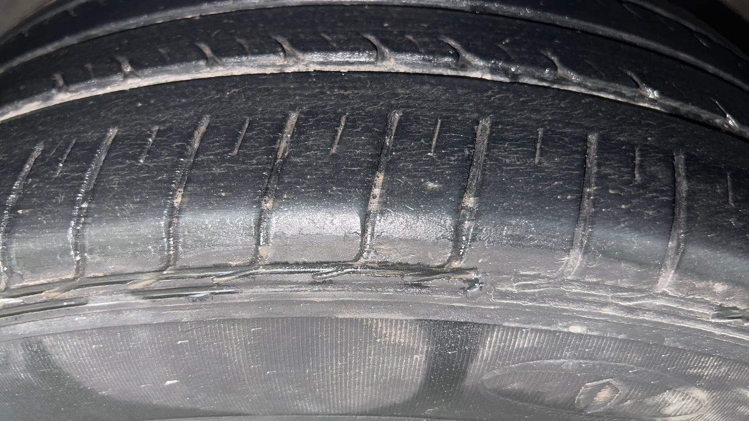 Used 2013 Volkswagen Vento Comfortline Diesel Diesel Manual tyres LEFT FRONT TYRE TREAD VIEW