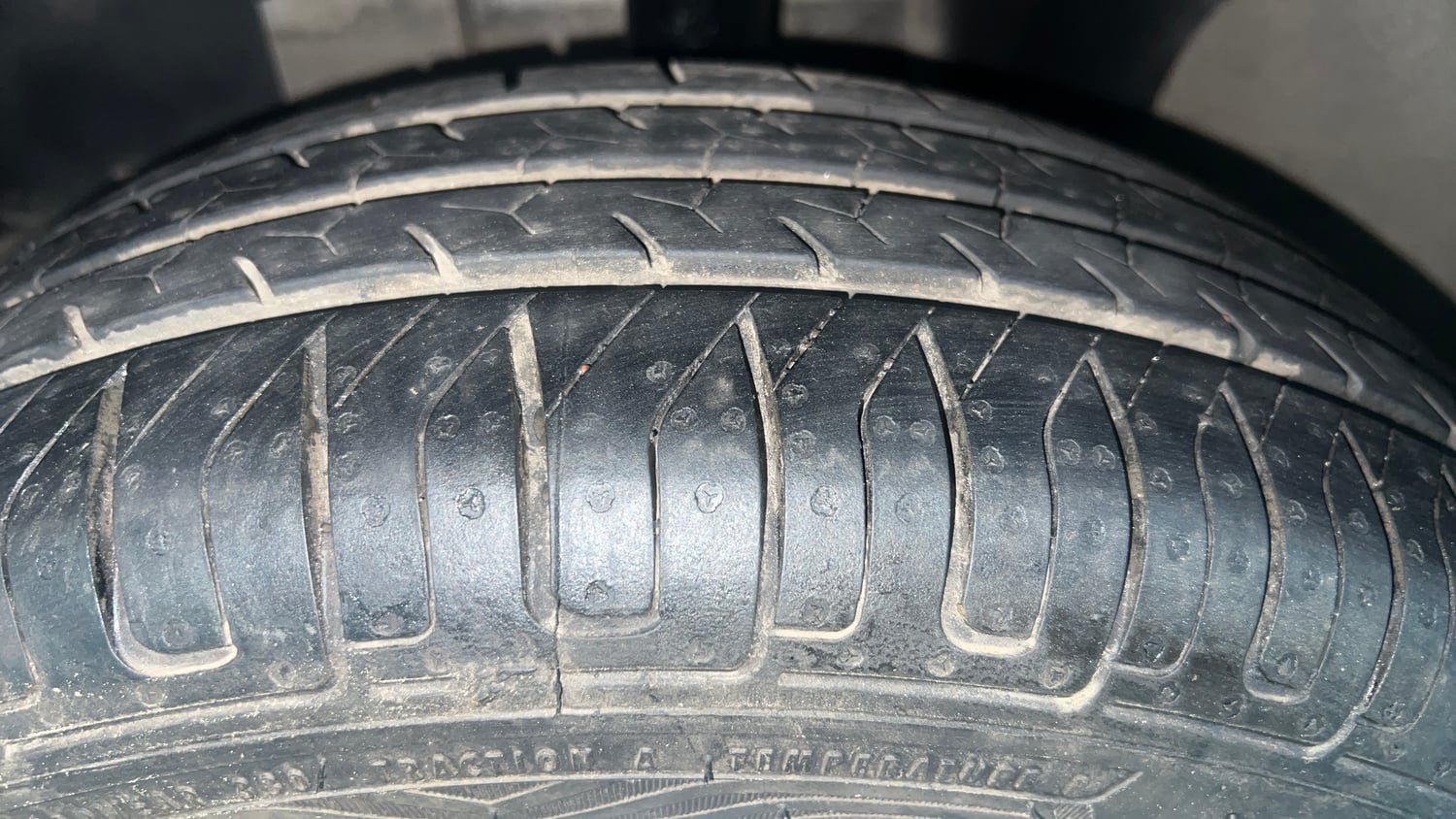 Used 2016 Renault Kwid RXT Petrol Manual tyres LEFT FRONT TYRE TREAD VIEW