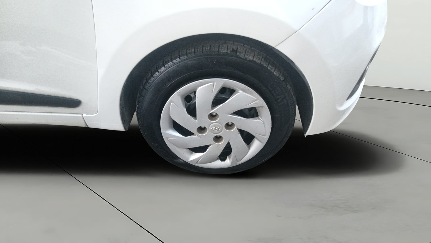 Used 2016 Hyundai Grand i10 Sportz 1.2 Kappa VTVT Petrol Manual tyres RIGHT FRONT TYRE RIM VIEW