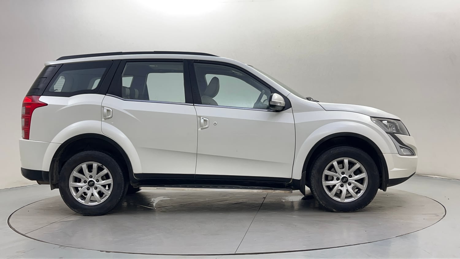 Used 2016 Mahindra XUV500 W10 AT Diesel Automatic exterior RIGHT SIDE VIEW