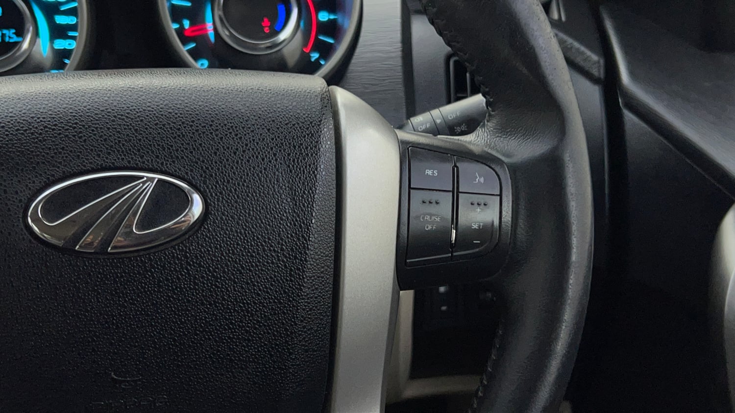 Used 2016 Mahindra XUV500 W10 AT Diesel Automatic top_features Cruise control