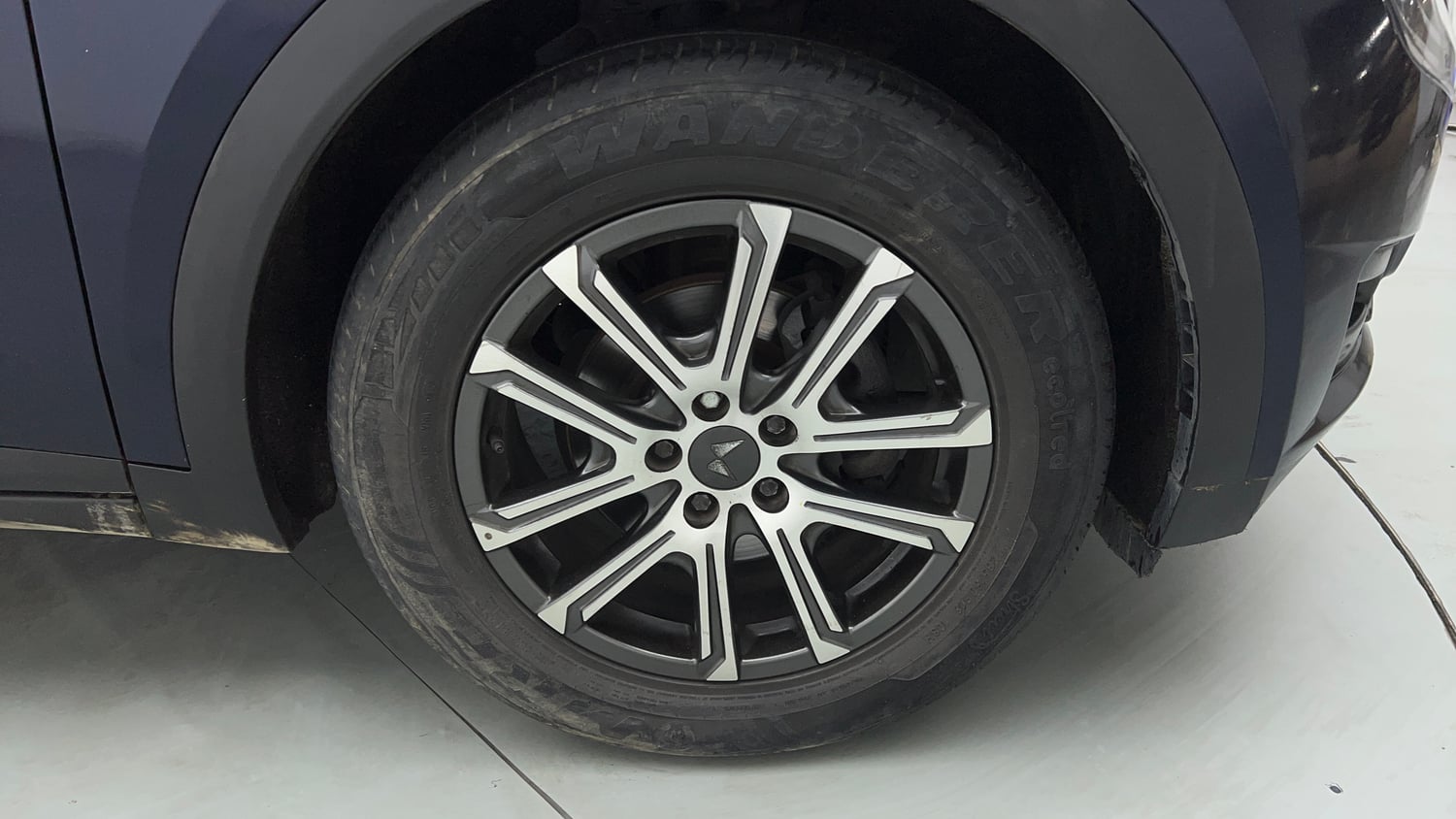 Used 2022 Mahindra XUV700 AX 7 Petrol AT Luxury Pack 7 STR Petrol Automatic tyres RIGHT FRONT TYRE RIM VIEW